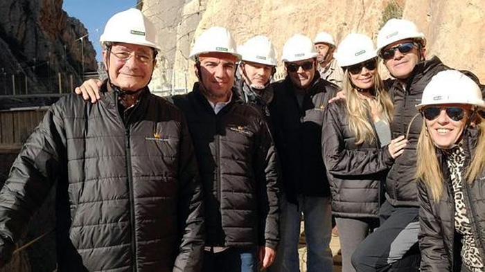 De izquierda a derecha, Francisco de la Torre, Elías Bendodo, Fran Oblaré, Jesús Fortes, Nicole Kimpel, Antonio Banderas y Carolina España, ayer en su visita a las obras del Caminito del Rey. / Félix Lorenzo